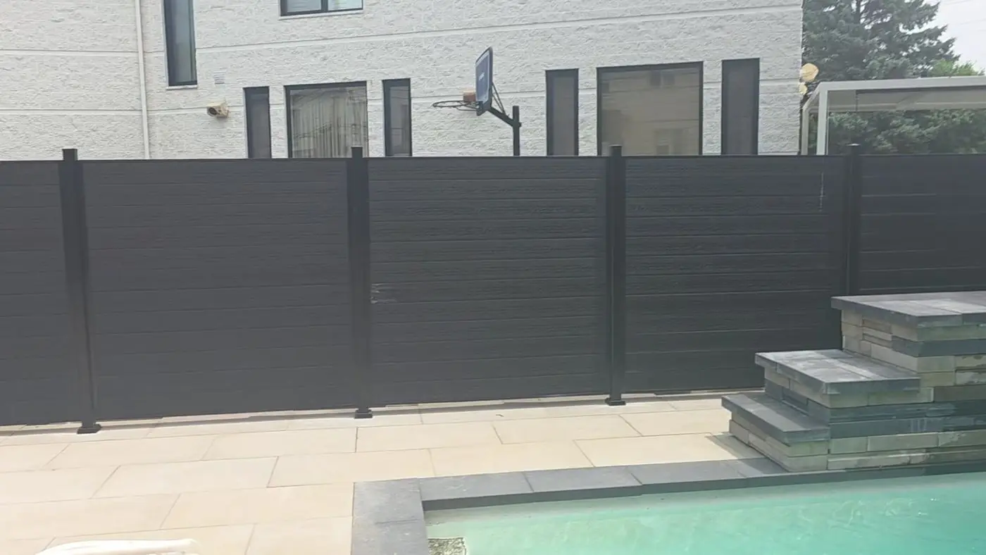 Cour avec piscine sous un mur refait par Maçonnerie Premium